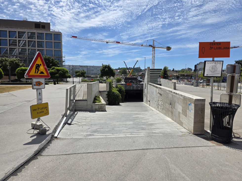 Na fotografiji je viden vhod v podhod na severni strani železniške postaje Ljubljana