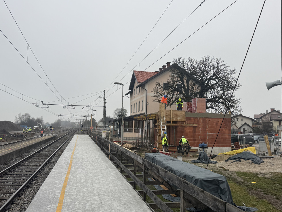 na sliki je vidno postajno poslopje in peron na železniški postaji Brezovica