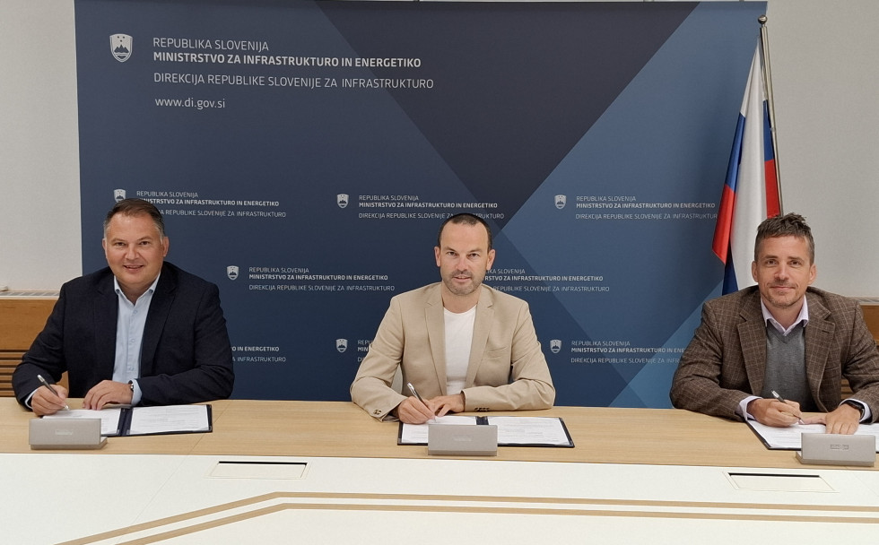 Na sliki so podpisniki pogodbe za vzhodno obvoznico Murska Sobota. Iz leve proti desni; župan Mestne občine Murska Sobota Damjan Anželj, v. d.  direktorja Direkcije za infrastrukturo Nejc Vesel in predsednik uprave Pomgrad d.d. Iztok Polanič