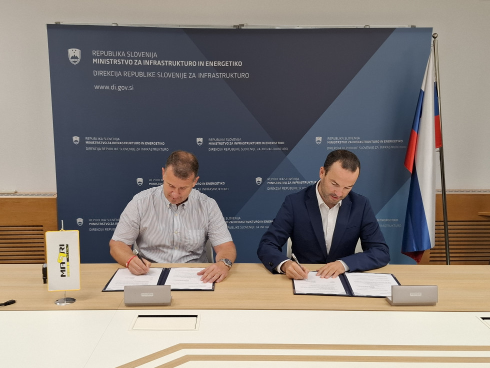 Podpis pogodbe s strani direktorja družbe Mapri Proasfalt d.o.o. Marko Božič in v. d. direktorja Direkcije za infrastrukturo Nejc Vesel