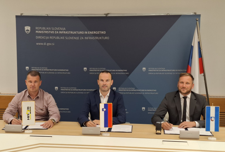 Podpis pogodbe za ureditev krožnega križišča in ceste pri ZD Kočevje
