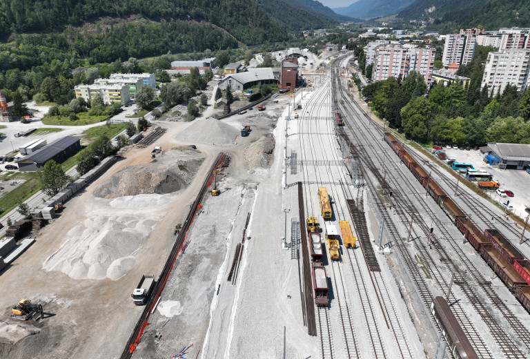 Popolna zapora odsekov železniških prog zaradi nadgradnje železniškega vozlišča Jesenice