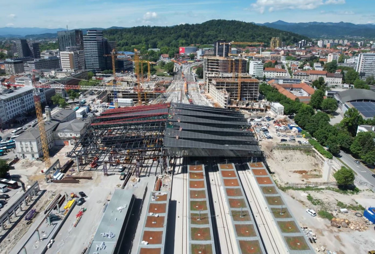 Železniška postaja Ljubljana: Nosilna konstrukcija novega nadhoda je končana