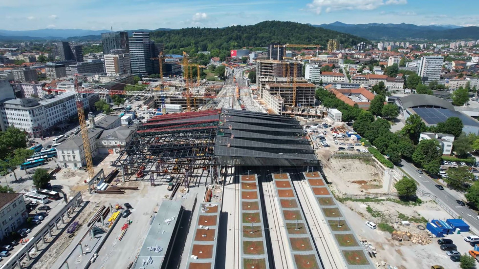 Na sliki je viden novi nadhod na železniški postaji Ljubljana
