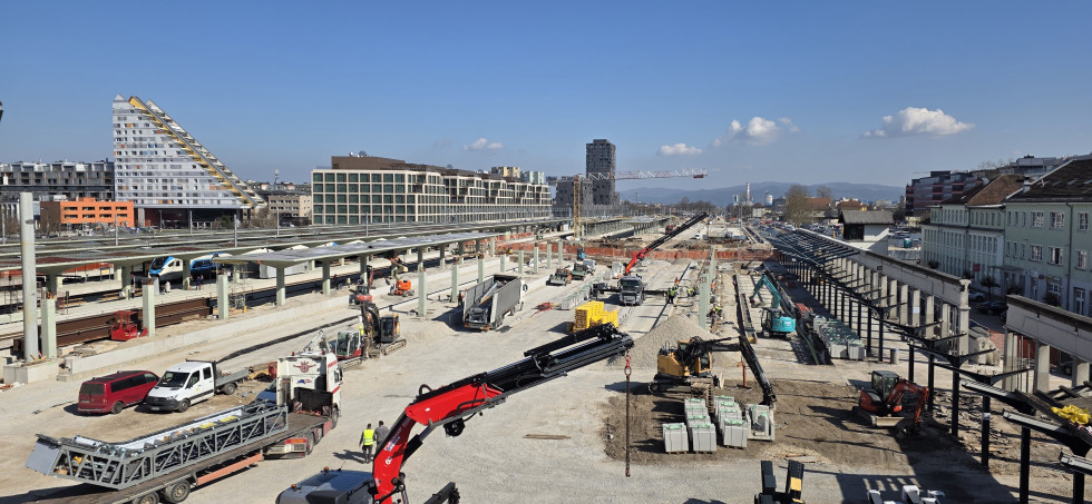 Pogled iz nadhoda na južni del postaje, kjer je v pripravi spodnji ustroj oziroma nosilna plast železniške infrastrukture