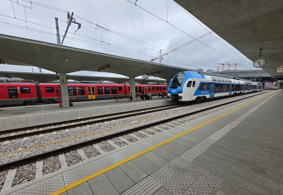 Vidni novi peroni, tiri in dva vlaka na železniški postaji Ljubljana.