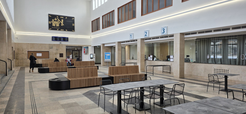 Nove klopi, mize, novi prostori za blagajne v avli železniške postaje Maribor.