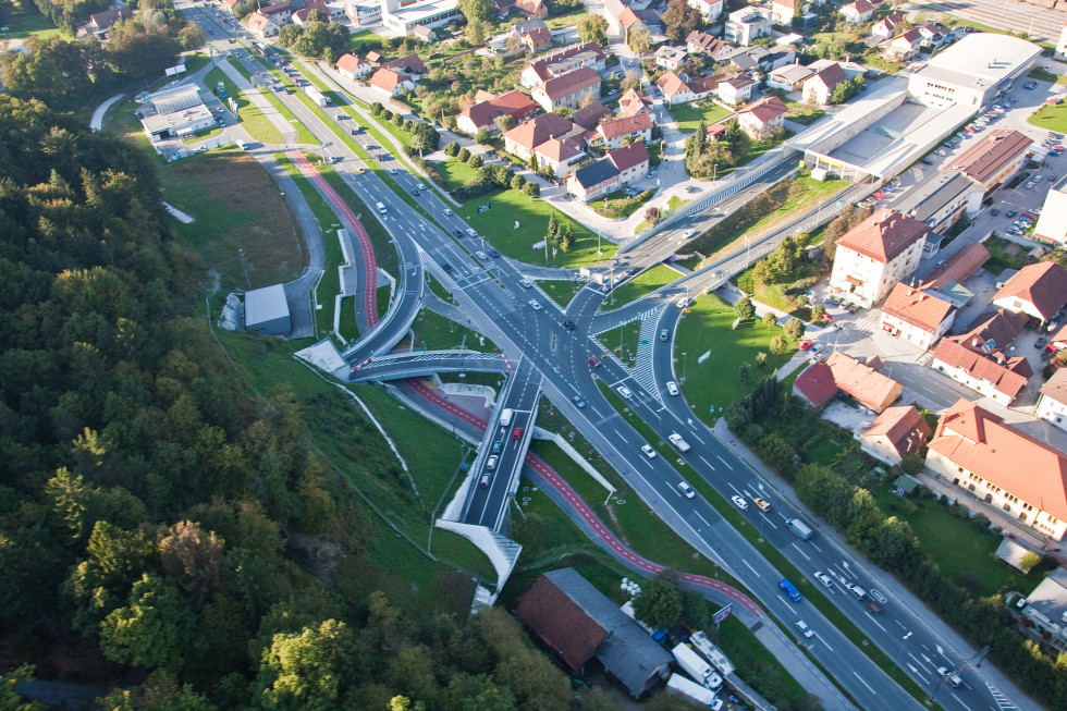 Posnetek Celovške ceste iz zraka. Levo gozd, izhod iz predora, Celovška cesta v ozadju hiše