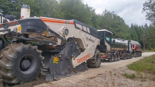 Stroj "Reciklažni niz" na cesti Stari trg–Brezovica, 4.7.2019