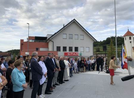 Obiskovalci dogodka uradne predaje namenu rekonstruirane ceste skozi Velike Brusnice