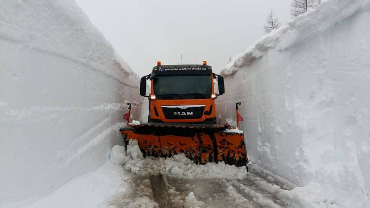 Vozilo zimske službe pri pluženju ceste na Vršič.