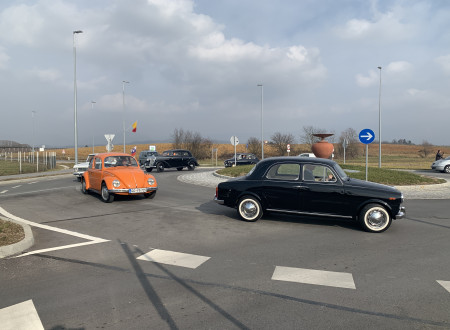 Fotografija starodobnikov skozi krožno križišče Cijan