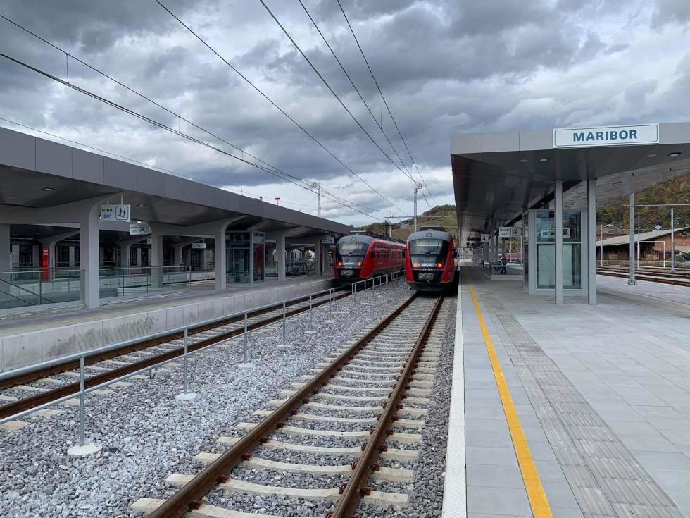 Obnovljeni peroni na železniški postaji Maribor in dva vlaka