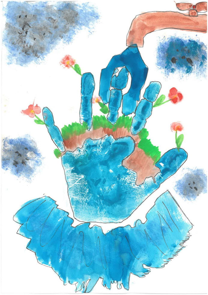 Otroška risba; barvit odtis roke z narisanimi drevesi in planeti na svetli podlagi.