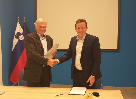 Roman Kramer in župan Bojan Šrot se rokujeta ob podpisu sporazuma