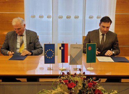 Roman Kramer in župan Klemen Miklavčič podpisujeta sporazum