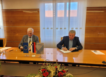 Roman Kramer in župan občine Miren-Kostanjevica Mauricij Humar podpisujeta sporazum