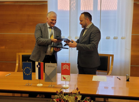 Roman Kramer in župan občine Renče-Vogrsko Tarik Žigon si izmenjata podpisan sporazum