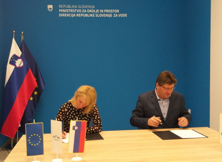 Tanja Podgoršek in župan Brežic Ivan Molan podpisujeta sporazum
