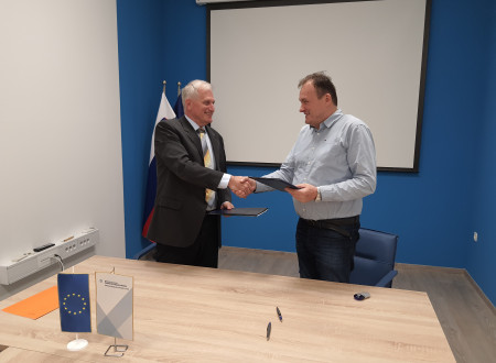 Roman Kramer in župan Laškega Franc Zdolšek se rokujeta ob podpisu sporazuma
