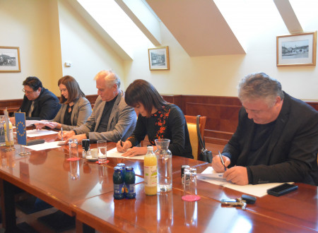 Ob mizi podpisujejo sporazume Kramer in županja Ljutomera Olga Karba, Franc Horvat župan občine Tišina, županja Črenšovc Vera Markoja, župan Radenc Roman Leljak