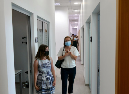Dve ženski na hodniku si ogledujejo nove delovne prostore