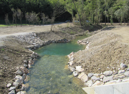 na levi brežini usedalnika je kamnita klančina za dostop mehanizacije za potrebe vzdrževanja