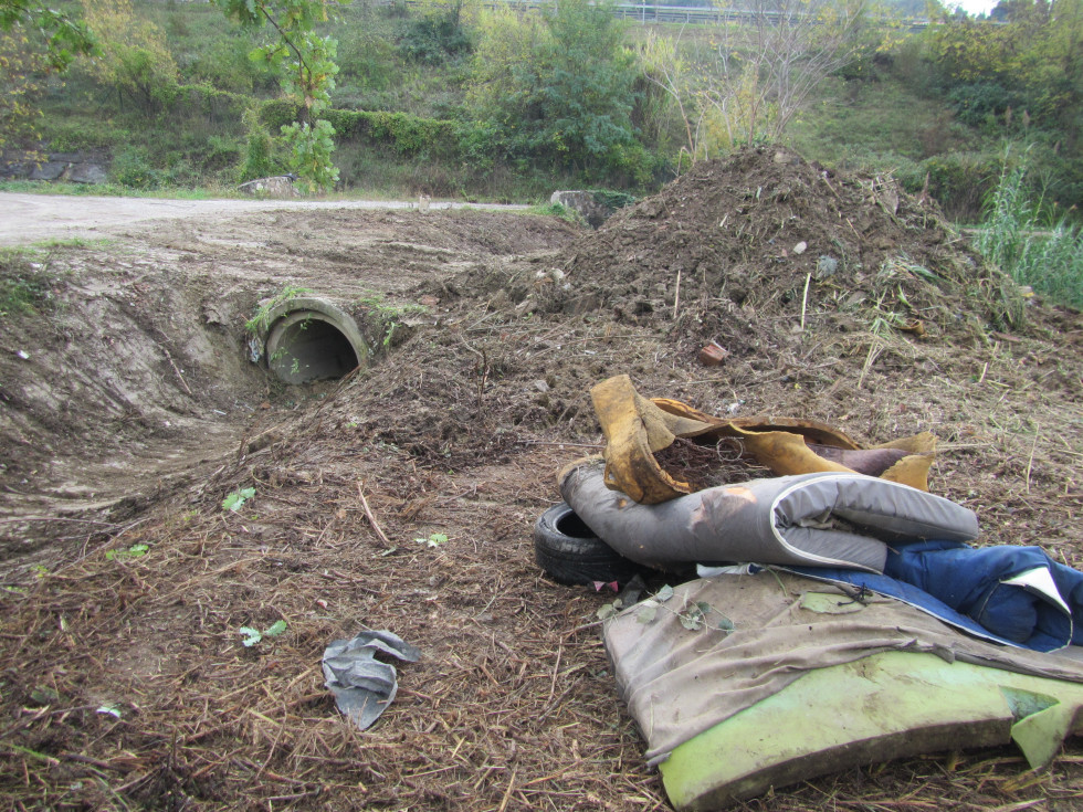 Kosovni odpadki po odstranitvi iz struge potoka Pivol nad Izolo