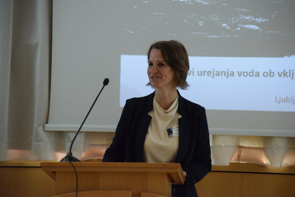 Direktorica Neža Kodre ob uvodnem nagovoru za govorniškim pultom