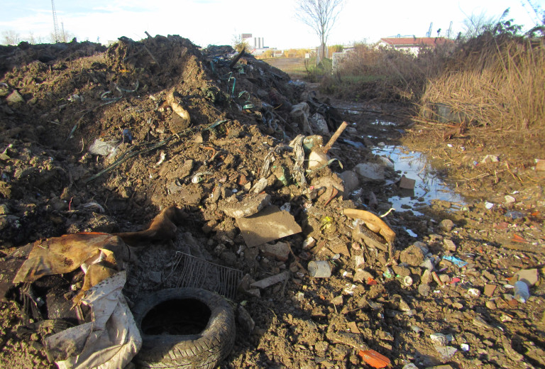 Odstranjevanje odpadkov na vodnih in priobalnih zemljiščih