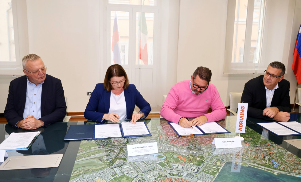 V.d. direktorja DRSV ter direktov Adriaing podpisujeta pogodbo.