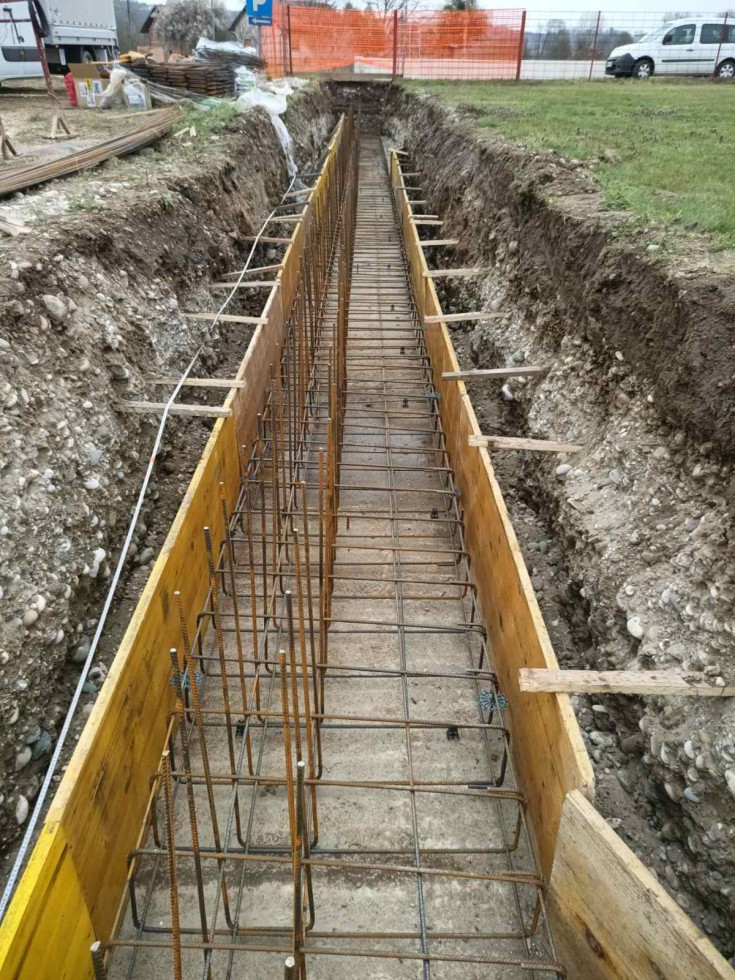 Izgradnja struge; zabetonirano dno in na njem žičnata konstitucija, na levi in desni strani pa podpora iz lesenih desk.