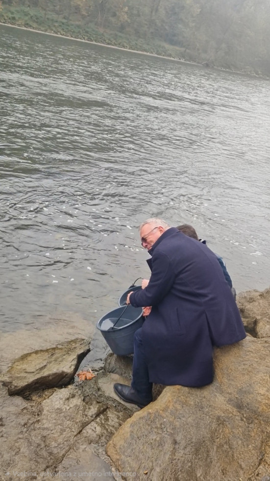 Minister Jože Novak ob simboličnem spustu jesetrov v reko Muro