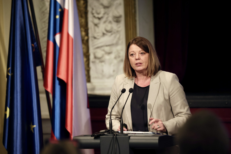 dr. Lidija Kegljevič Zagorc za govorniškim pultom ob uvodnem nagovoru