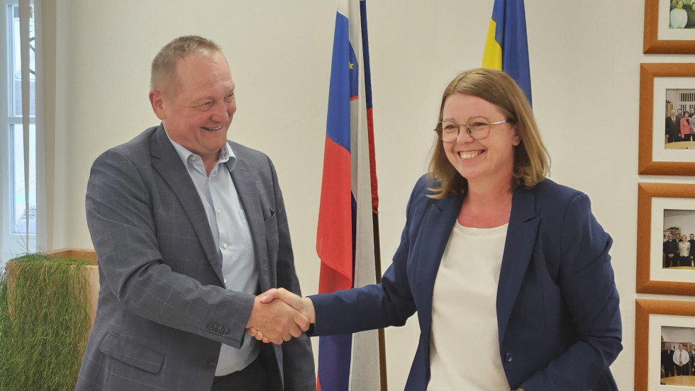 Župan občine Ljubno in direktorica Direkcije RS za vode se rokujeta