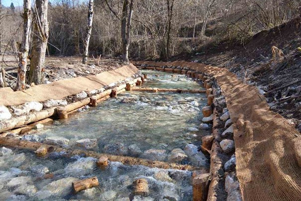 Struga reke z utrjenimi brežinami
