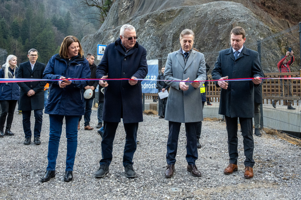 V.d. direktorja DRSV, minister za naravne vire in prostor, predsednik vlade in župan občine Železniki režejo slovesni trak ob otvoritvi protipoplavnih ukrepov.