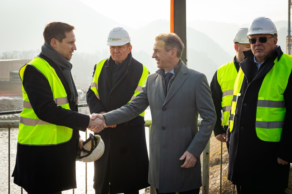 Prime minister shaking hands with Major of Celje
