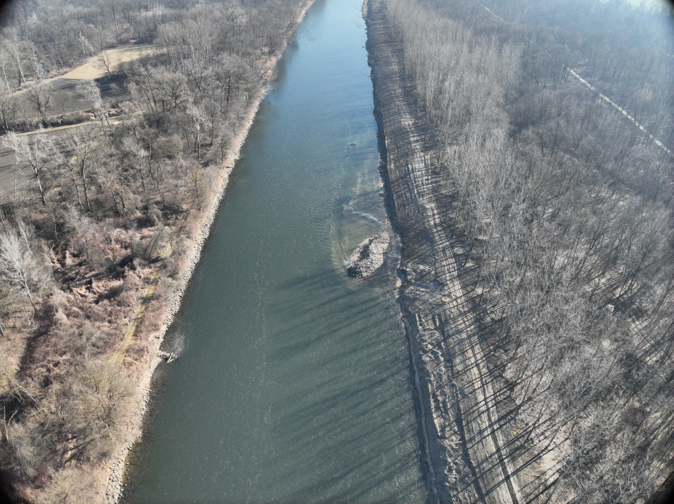 Slika rečne struge iz zraka - bregovi s poraščeni z drevesi.