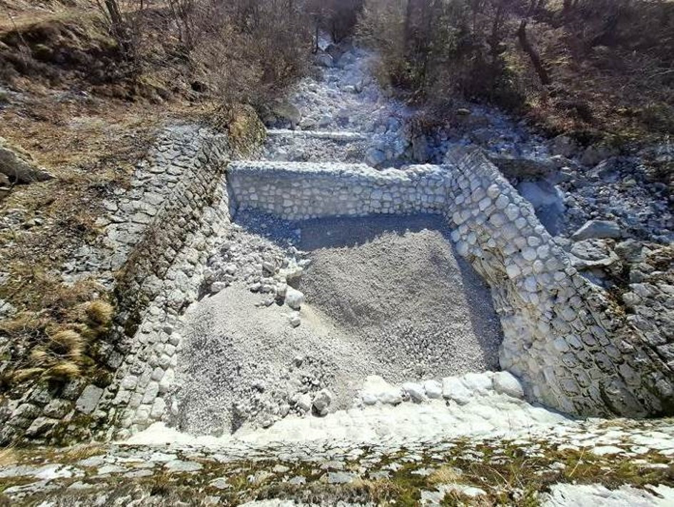 Pogled iz preliva pregrade na poškodovano podslapje