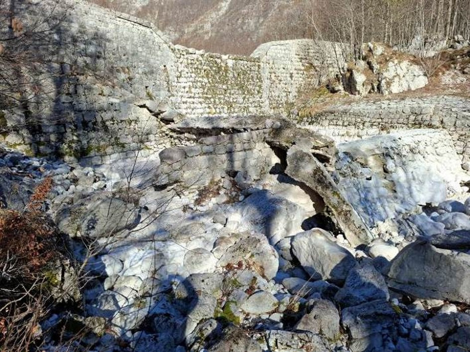 Pogled na poškodovano desno brežino