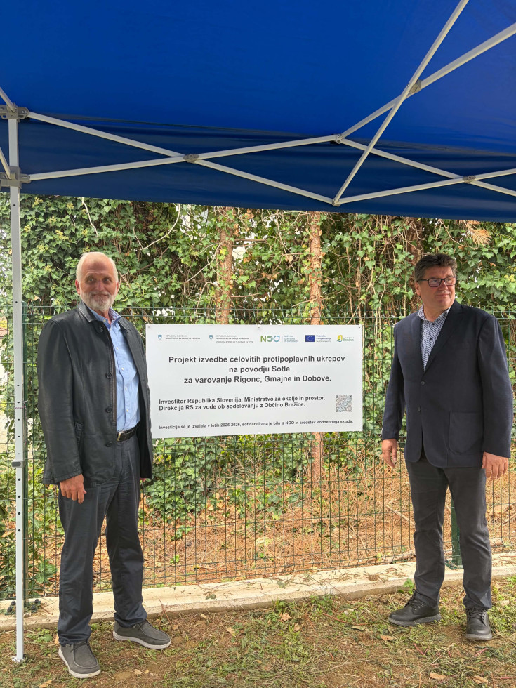 Roman Kramer, vršilec dolžnosti direktorja Direkcije Republike Slovenije za vode, z županom Občine Brežice Ivanom Molanom na odprtju protipoplavnih ureditev ob Sotli.
