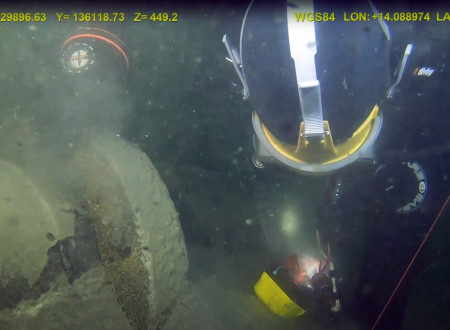 potapljač pod vodo pregleduje cevi