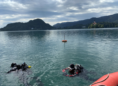 potapljači se pripravljajo na potop v blejsko jezero