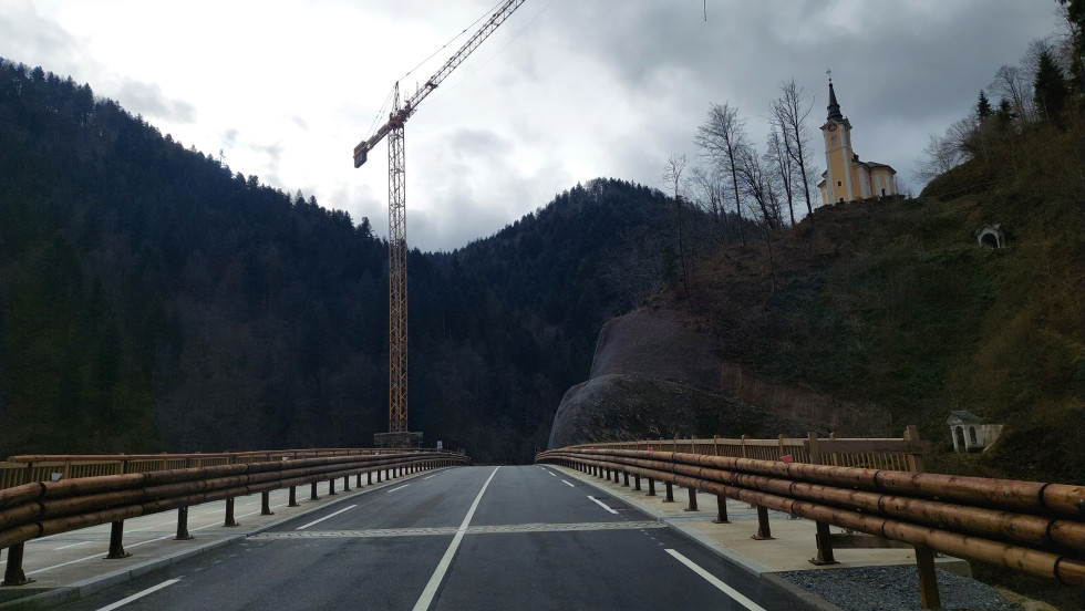 Cesta in kolesarska steza, ki je od ceste ločena z zaščitno ograjo