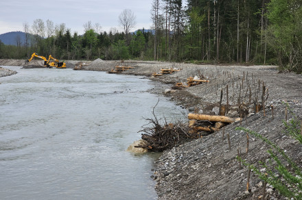 Gospodarska javna služba, izredni ukrepi, sanacijski ukrepi ter investicije na vodotokih