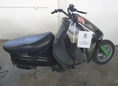 18.12.2019 FUKP - okvir za moped - iz plastike, znamke Piaggio, brez oznak, črne barve