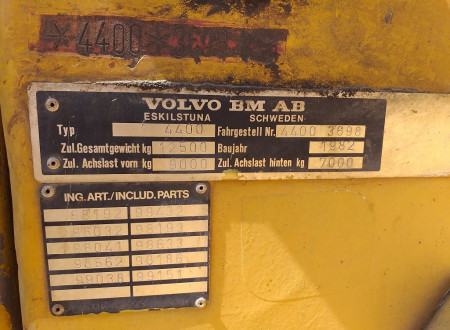 Oklic javne dražbe nakladalca Volvo in cisterne Vaia