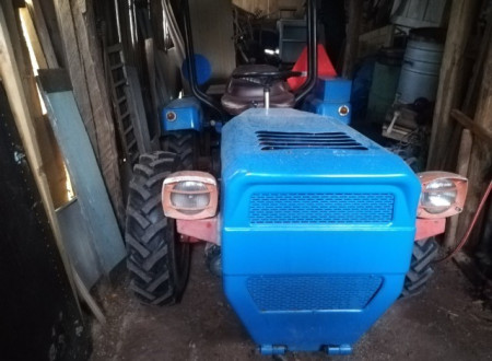 prednji del traktorja - modre barve