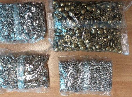 Oklic vabila k dajanju pisnih ponudb za papir v rolah, zapirala/spone, kovinske obročke, kovinske okraske in gumbe za tekstil/galanterijo